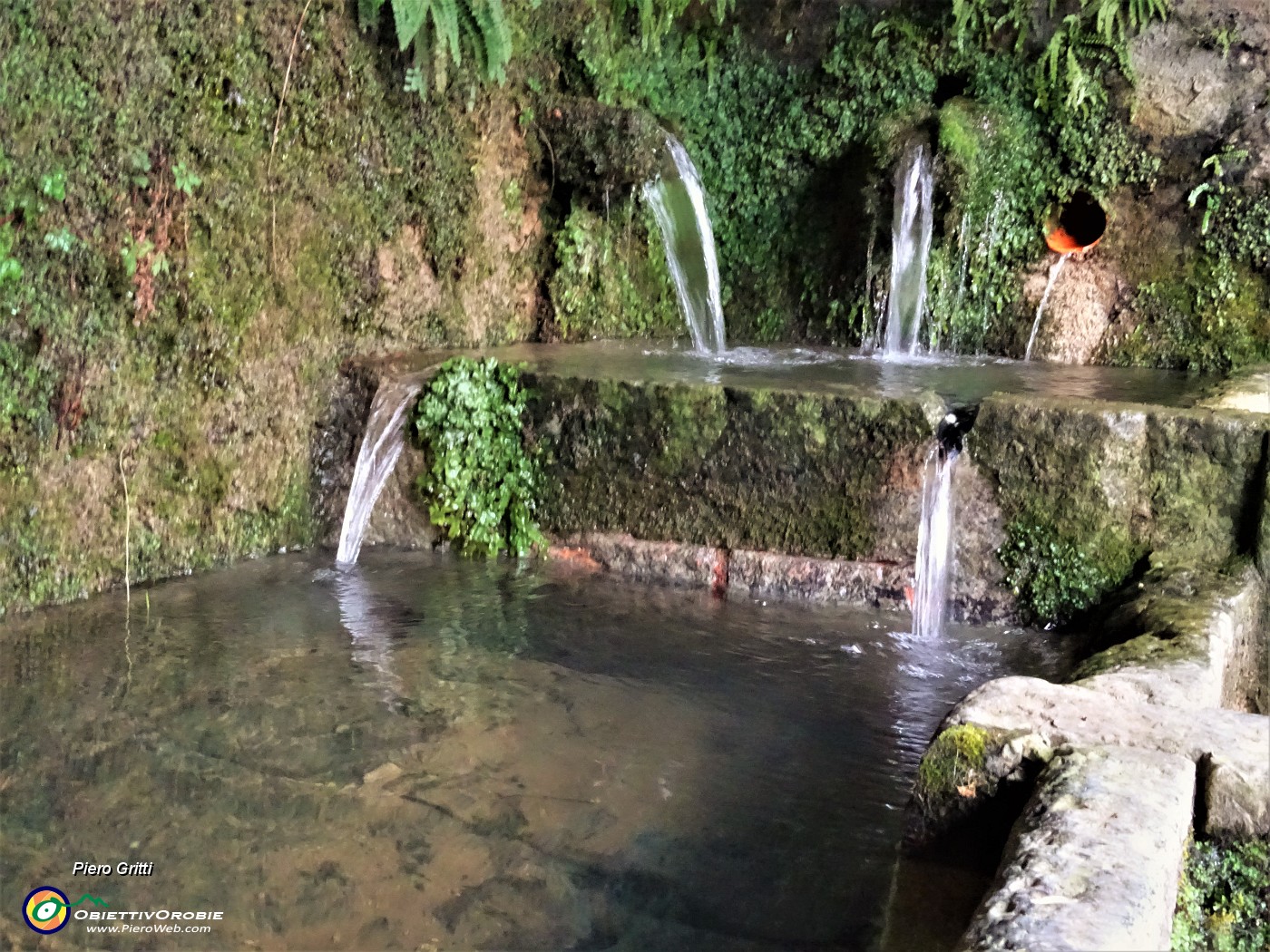 13 Antico lavatoio rifornito con abbondante acqua sorgiva.JPG